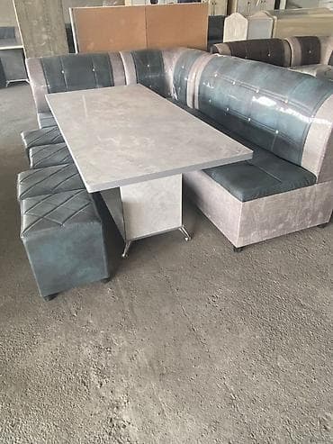 столы и стулья кафе: Кухонный уголок с обеденным столом и пуфами - Комплект: угловой диван — 1