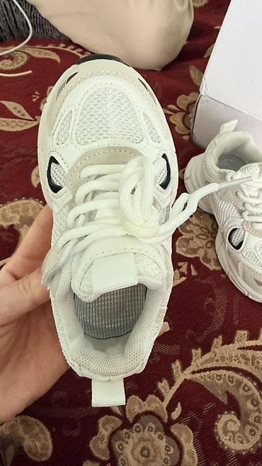 молодежная одежда: Детские кроссовки белые - Универсальный дизайн в спортивном стиле — 3