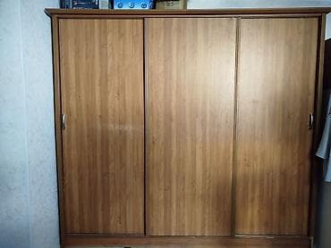 Шкаф-купе из ЛДСП под дерево, трехдверный. Основные особенности: - at lalafo.kg Шкаф-купе из ЛДСП под дерево, трехдверный. Основные особенности: -