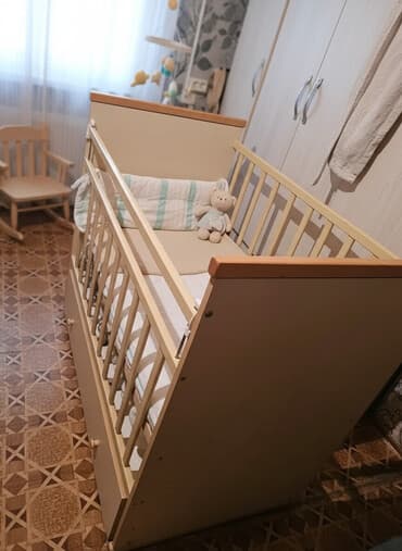 Шкафы: Детская кроватка с маятниковым механизмом и ящиком для хранения. - — 1