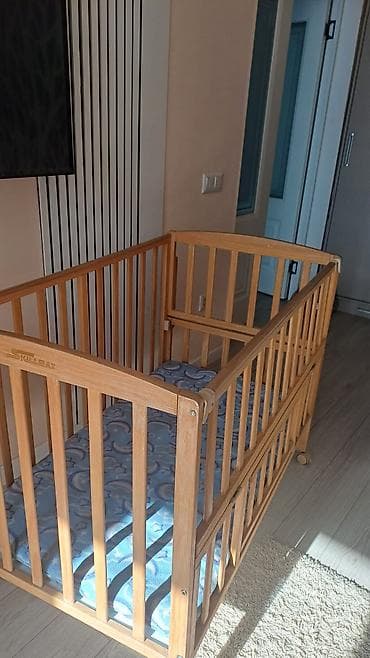 Парты: Срочно продам детский манеж кроватку! С матрасиком, есть колеса — 1