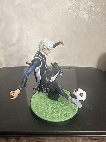 Велосипеддер: Есть от фигурки коробка.Аниме-фигурка футболиста из Blue Lock — — 2