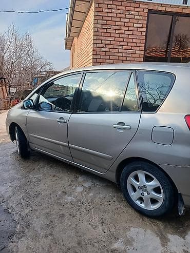 люк 124: Компактвэн/хэтчбек серебристого цвета. Основные особенности: - — 1