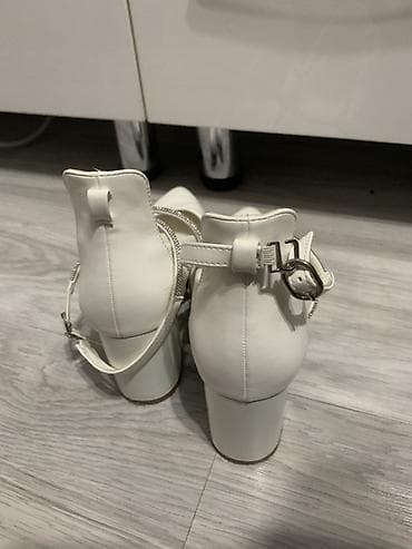 Жеке буюмдар: Туфли сатылат
37 размер
Ак түстө
Кийилген
Баасы:550сом — 1