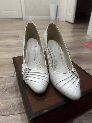 Жеке буюмдар: Белые женские туфли-лодочки на каблуке. - Классическая модель с — 1