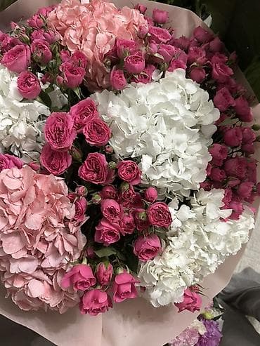 букет из 101 розы, цена: Пышный букет из гортензий и кустовых роз. Состав: - Гортензия — 1