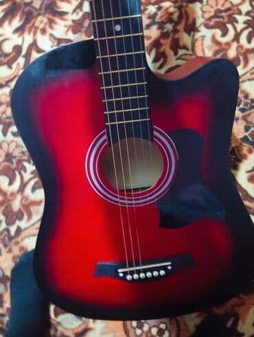 полуакустическая электрогитара: Красная акустика без царапины с пикгардом, с комплектом 6500 а если вы — 1