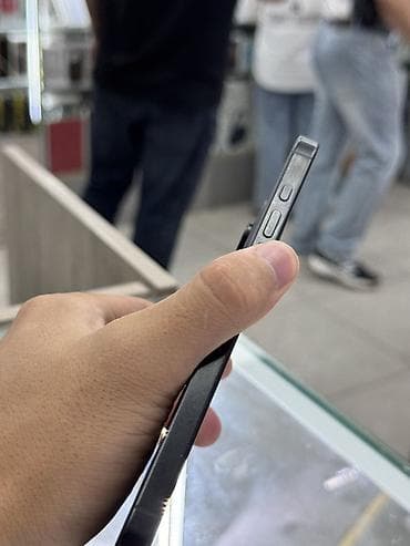 Техника и электроника: IPhone 16 Pro Max, 256 ГБ На экране маленькая точка а так на работу — 4