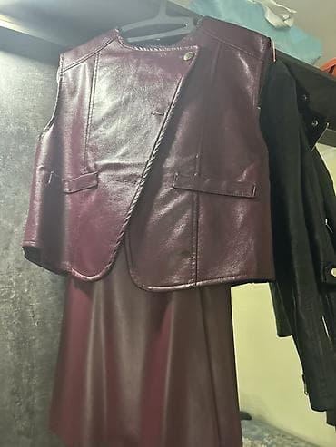 желетки: Костюм из эко‑кожи бордового цвета: - Юбка А‑силуэта длины миди — 1