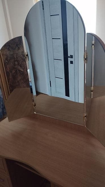 bed table: Туалетный столик, Б/у, С зеркалом, цвет - Бежевый, ЛДСП — 1