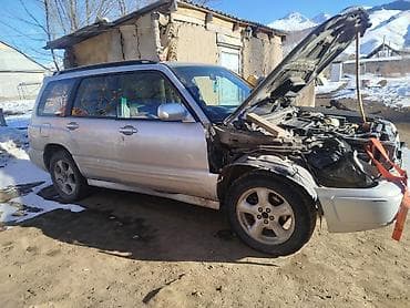 Subaru Forester, серебристый универсал, левый руль. Основные