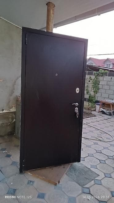 куплю чёрный металл: Двери для домов и квартир, Металлическая, Одностворчатая, Правосторонняя, цвет - Черный — 1
