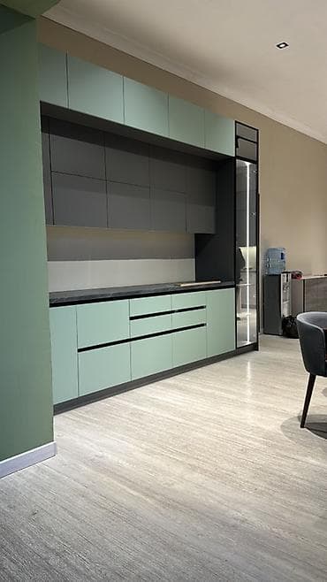 Современная модульная кухонная стенка с фасадами в двух цветах