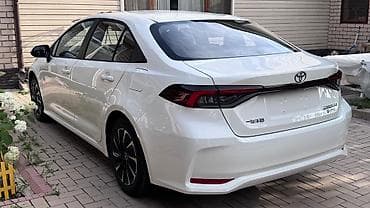 щиток: Toyota Corolla: 2026 г., Гибрид, Седан — 4
