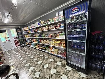 Мини-маркет/магазин напитков и продуктов. Ассортимент: -