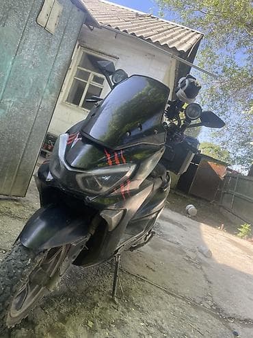 cvt: Скутер/максискутер черный, городского типа с высоким тонированным — 3