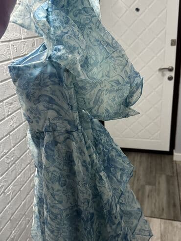 шифоновые платья в пол с цветочным принтом: Пышное вечернее платье с рюшами и объемными рукавами - Силуэт — 2