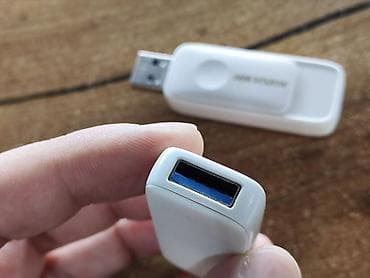 флеш: Продаю флешки HIKVISION на 32GB. Обе с USB 3.2 (смотрите фото) Обе — 3