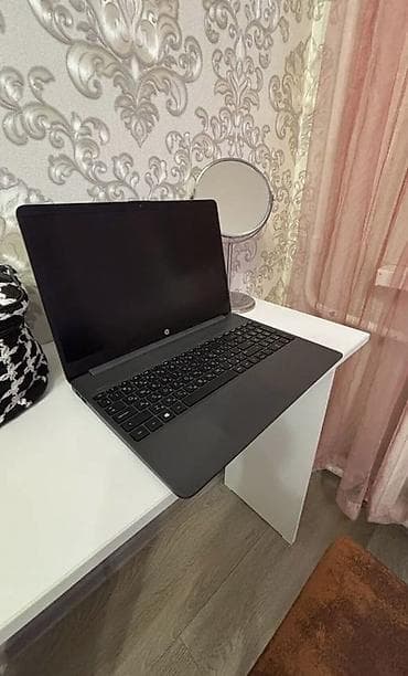 HP 15.6" ноутбук. Стоит чистая активированная windows 11. Все видно