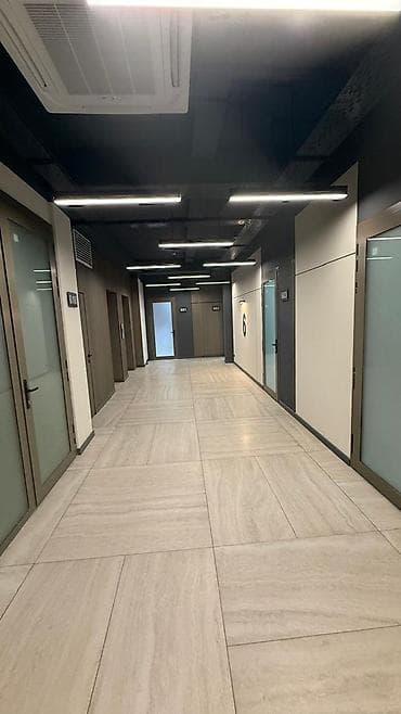 туры ош: Кеңселерди ижаралоо, 68 м², Бизнес борборунда, Коопсуздук системасы менен, 1-катар — 5