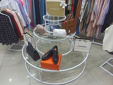 оборудование в бутик: Кронштейны Стеллажи Стойки Вешала Столы ресепшен Раскладочные — 28