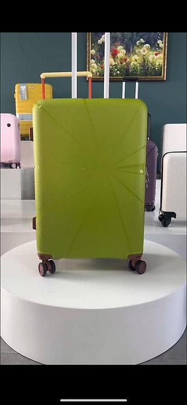 Чемодан, Материал: Пластик, Большой (более 70 л), На колесах