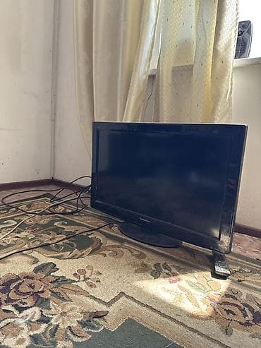 xbox console: Телевизор Panasonic, диагональ около 32". Плоская панель, настольная — 1