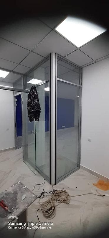 ресепш для офиса: Модульная стеклянная перегородка, идеально подходящая для зонирования — 1