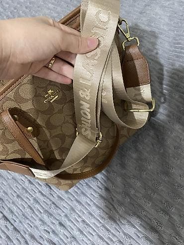 Другие комплектующие: Сумка-тоут в фирменном стиле Coach.
Помещается несколько тетрадей — 4