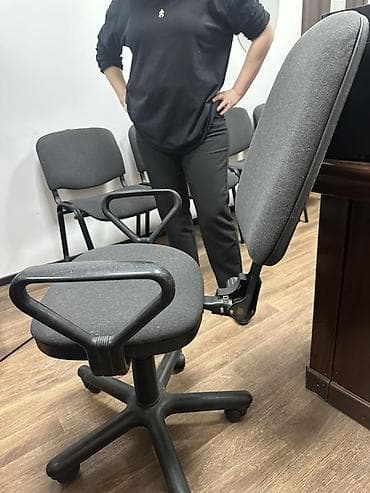 foldable table: Офисное кресло, Б/у, С колесиками, цвет - Серый, Самовывоз — 2