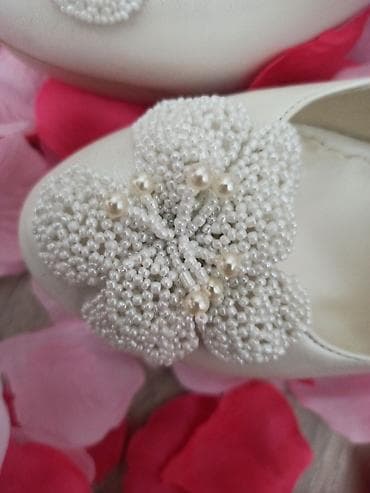 свадебные туфли дешево: Продаются б.у свадебные туфли (свадьба) на очень узкую ногуразмер — 5