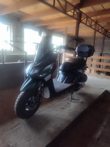 Кумурска мотороллер: Скутер/макси-скутер с ветровым стеклом и задним кофром - Тип — 3