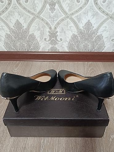 Кроссовки и спортивная обувь: Каждая пара по 600 сом, в отличном состоянии. Туфли женские, 2 пары — 6