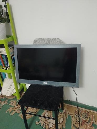 Телевизор LG с плоским экраном, диагональ примерно 22–24"