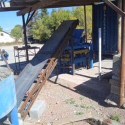 стол трансформер 2 в 1: Пескоблок чыгарган полуавтомат станок сатылат. Станок жаны, комплекте — 2