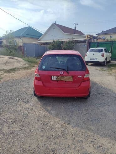 купить маленькую машину недорого: Красный хэтчбек Honda Fit с пятидверным кузовом, идеально подходящий — 7