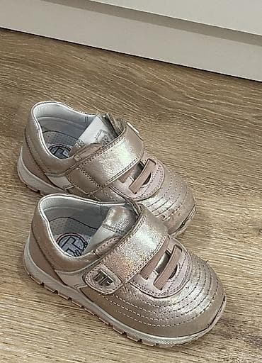 Детская одежда и обувь: Продаю кожаные кроссовки, б/у. Размер 21. Ортопедическая стелька — 4