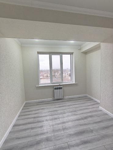 земельный дом: Светлая комната с большим окном и нейтральной отделкой. - Просторное — 4