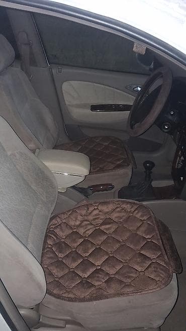 машина посат: Легковой седан белого цвета. - Кузов: 4-дверный седан, белая окраска — 3