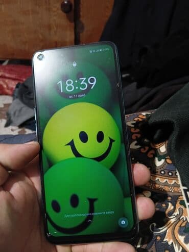 Смартфон с фронтальной камерой в отверстии экрана (левый верхний угол)