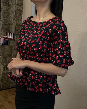 спортивное оборудование: Кофточка с баской, в хорошем состоянии — 1