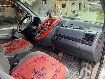 спартивный одежда: Mercedes-Benz Vito (W638) серебристого цвета, цельнометаллический — 3