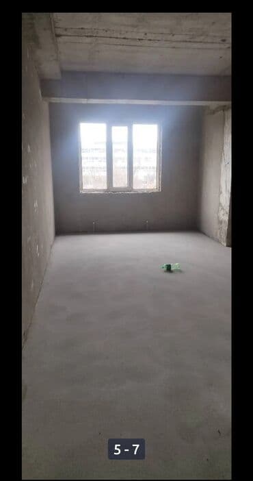 квартира в районе ошского рынка: 2 бөлмө, 69 кв. м, Жеке план, 4 кабат, ПСО (өзү оңдоп түзөтүп бүтүү үчүн) — 6