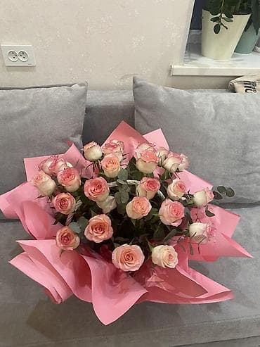 живое: Букет розовых роз в дизайнерской упаковке - Состав: крупные — 2