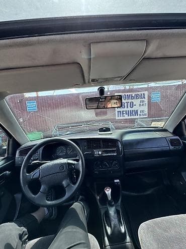 Транспорт: Volkswagen Vento: 1994 г., 1.8 л, Механика, Бензин, Седан — 3
