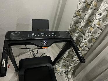 Беговая дорожка с многофункциональной консолью и широким беговым