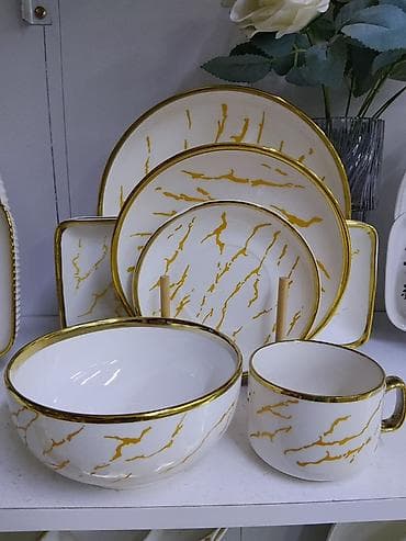 Набор столовой посуды с мраморным узором и золотистой каёмкой -