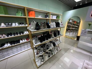 оборудование в бутик: Кронштейны Стеллажи Стойки Вешала Столы ресепшен Раскладочные — 21