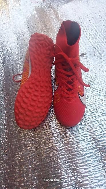 фудболный бутс: Футбольные бутсы/сороконожки Nike, цвет красный. - Тип — 4