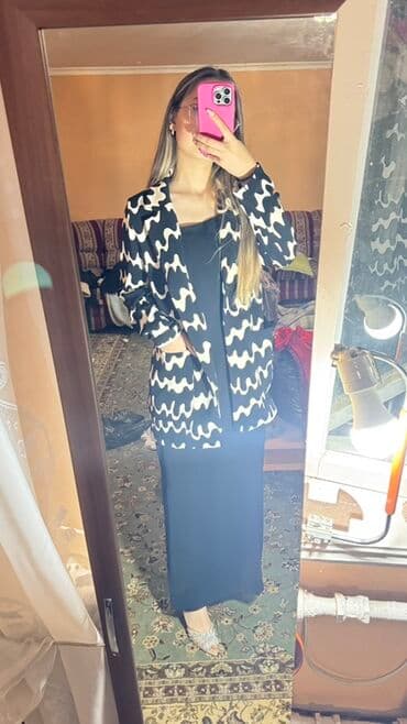 дорогие пуховики женские: Черное платье-комбинация с тонкими бретелями и удлиненной юбкой — 3